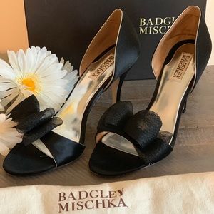 Badgley Mischka satin pump